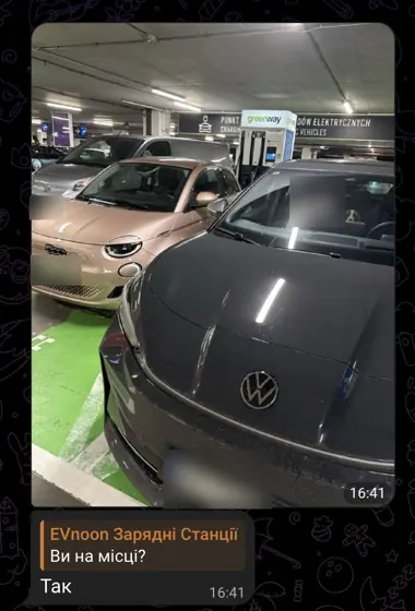 VW ID.Unyx на станції GreenWay у Варшаві