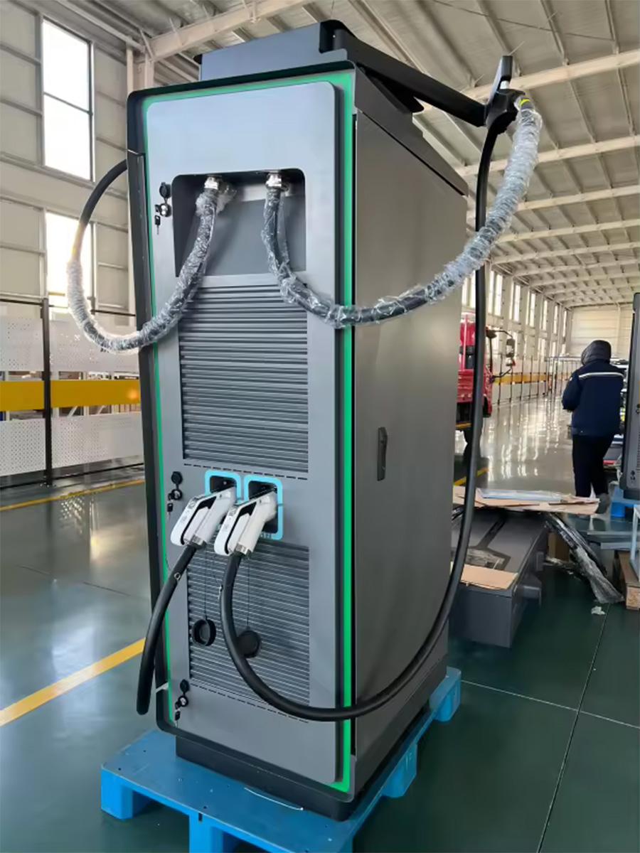 Коммерческая зарядная станция 160 кВт CCS 2 GBT DC для электромобилей. Публичная установка для бизнеса.