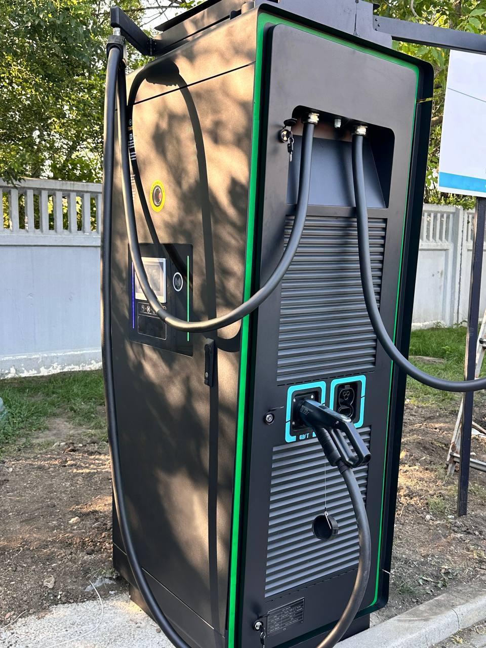 Коммерческая зарядная станция 160 кВт CCS 2 GBT DC для электромобилей. Публичная установка для бизнеса.