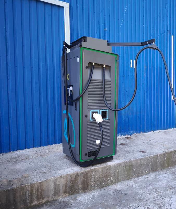 Коммерческая зарядная станция 160 кВт CCS 2 GBT DC для электромобилей. Публичная установка для бизнеса.